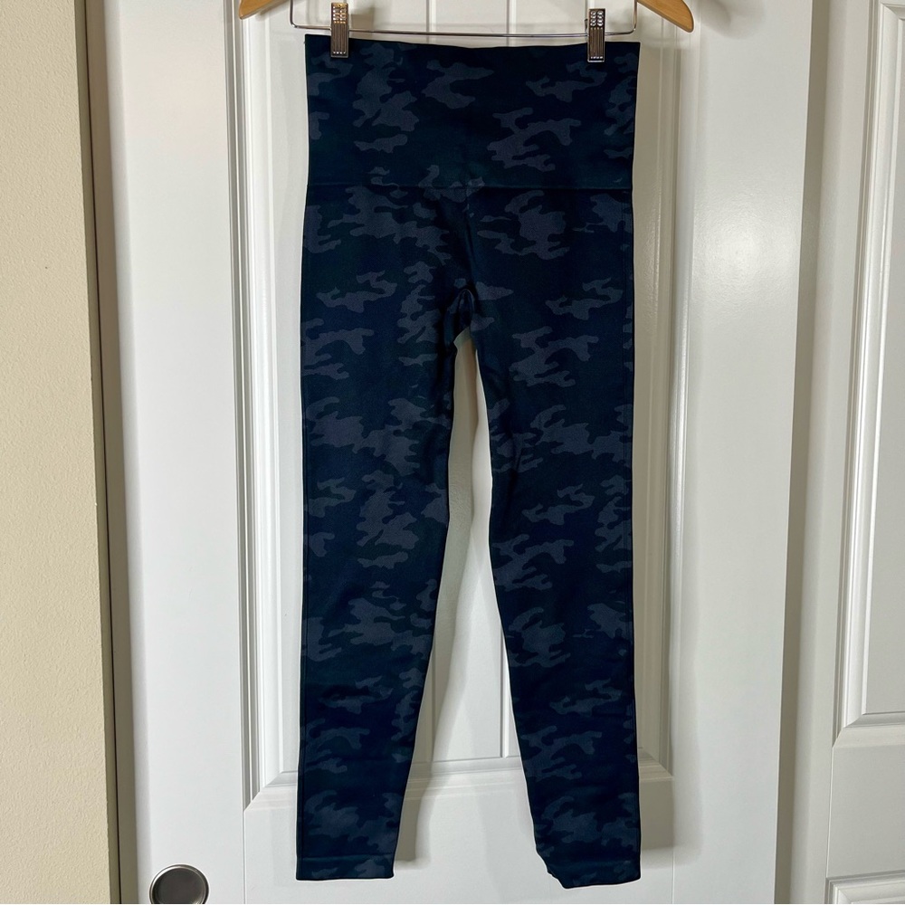 Spanx Look At Me Now Seamless Black Camo Print Leggings Womens Size Large Casual